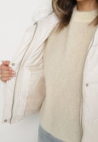 Born2be - Biała Pikowana Kurtka z Kapturem Zdobiona Futerkiem Olenesa. Okazja: na co dzień. Typ kołnierza: kaptur. Kolor: biały. Materiał: futro. Wzór: aplikacja. Styl: casual #6