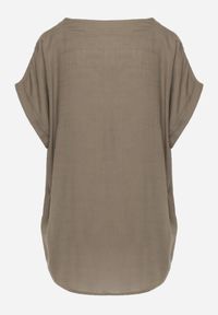 Born2be - Ciemnobeżowa Nietoperzowa Bluzka z Krótkim Rękawem z Lnem i Wiskozą Isirtila. Okazja: na co dzień, do pracy. Kolor: beżowy. Materiał: wiskoza, len. Długość rękawa: krótki rękaw. Długość: krótkie. Sezon: lato. Styl: casual, klasyczny, elegancki #2