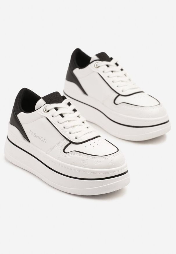 Born2be - Biało-Czarne Sneakersy na Grubej Podeszwie z Napisem i Brokatem Odivena. Okazja: na co dzień. Kolor: biały. Materiał: jeans. Wzór: napisy