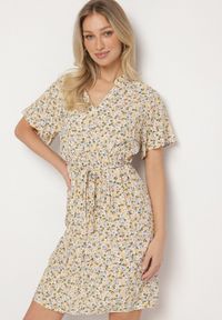 Born2be - Beżowa Sukienka w Kwiaty z Paskiem Cleza. Okazja: na co dzień. Typ kołnierza: dekolt w kształcie V. Kolor: beżowy. Wzór: kwiaty. Sezon: wiosna, lato. Styl: casual, elegancki #1