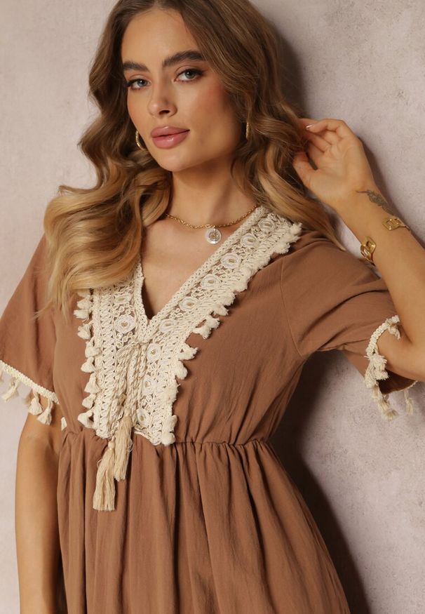 Renee - Brązowa Sukienka Mini z Gumką w Talii i Ozdobną Taśmą z Cekiniami Ofelifia. Okazja: na co dzień. Kolor: brązowy. Materiał: materiał. Długość rękawa: krótki rękaw. Typ sukienki: proste. Styl: casual. Długość: mini