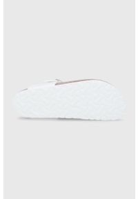 Birkenstock japonki Gizeh damskie kolor biały na płaskim obcasie. Kolor: biały. Materiał: guma, materiał. Wzór: gładki. Obcas: na obcasie. Wysokość obcasa: niski