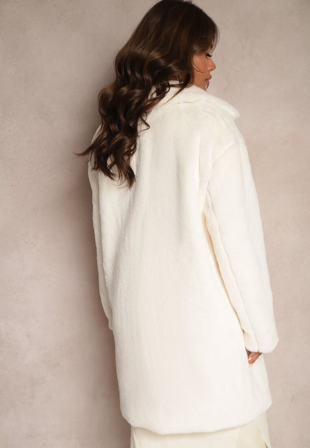 Renee - Jasnobeżowy Płaszcz z Puszystego Futerka Kaithlin. Okazja: na co dzień. Kolekcja: plus size. Kolor: beżowy. Materiał: futro. Długość rękawa: długi rękaw. Długość: długie. Sezon: jesień, zima. Styl: elegancki, casual