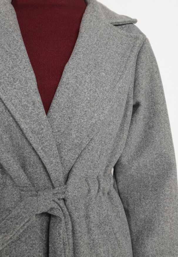 Born2be - Ciemnoszary Płaszcz o Szlafrokowym Kroju z Marszczeniem w Talii i Wiązanym Paskiem Sartissa. Okazja: na co dzień. Kolor: szary. Materiał: jeans. Długość rękawa: długi rękaw. Długość: długie. Styl: elegancki, klasyczny, casual