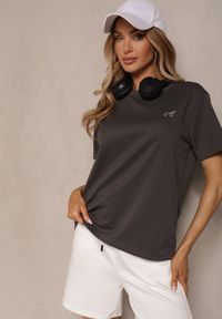 Renee - Ciemnoszary T-shirt Ozdobiony Małym Haftem Natamira. Okazja: na co dzień. Kolor: szary. Wzór: aplikacja, haft. Styl: klasyczny, casual #5