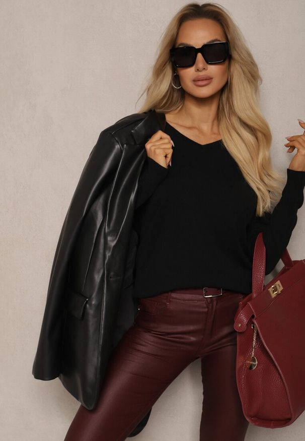 Renee - Czarny Minimalistyczny Sweter z Dekoltem w Kształcie Litery V Sinovae. Okazja: na co dzień. Typ kołnierza: dekolt w kształcie V. Kolor: czarny. Materiał: jeans. Styl: elegancki, casual