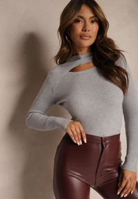 Renee - Szary Prążkowany Golf z Dekoltem Ozdobionym Cyrkoniami i Wycięciem Meriannes. Okazja: na co dzień. Typ kołnierza: golf. Kolor: szary. Materiał: prążkowany. Wzór: aplikacja. Styl: casual, elegancki #1