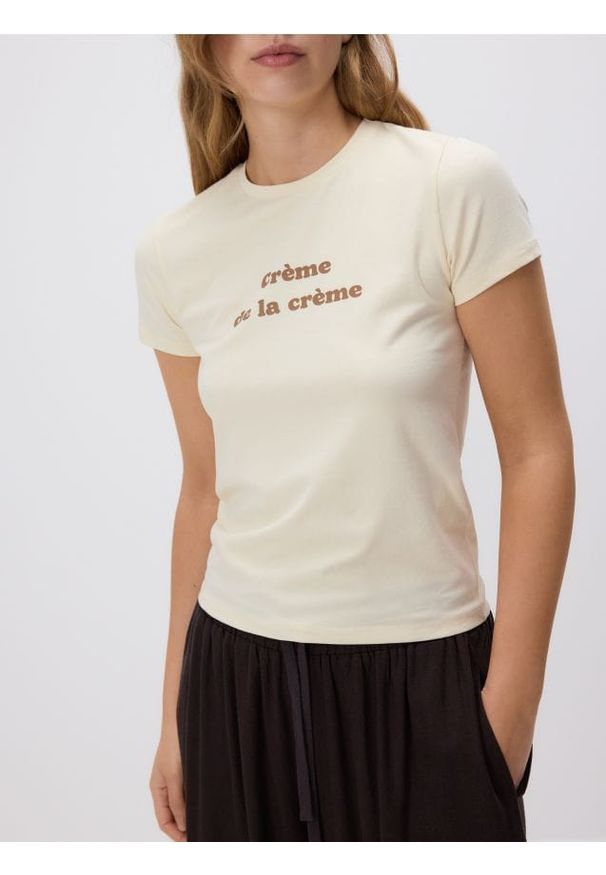 Reserved - T-shirt regular z nadrukiem - kremowy. Kolor: kremowy. Materiał: bawełna. Wzór: nadruk