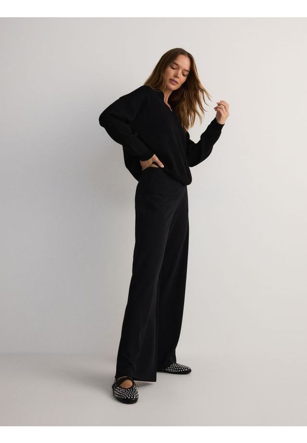 Reserved - Spodnie z szerokimi nogawkami - czarny. Kolor: czarny. Materiał: tkanina. Wzór: gładki