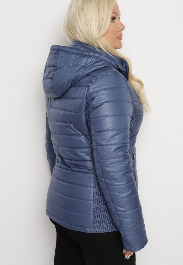 Born2be - Granatowa Pikowana Kurtka z Opinanym Kapturem i Wstawkami z Gumek Terilinde. Okazja: na co dzień. Kolor: niebieski. Styl: elegancki, casual