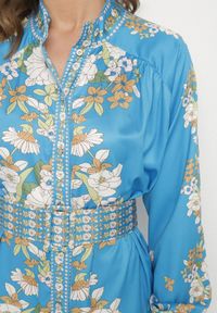 Born2be - Niebieska Sukienka Koszulowa w Kwiatowy Wzór z Bufiastymi Rękawami i Paskiem Aladira. Okazja: na co dzień. Kolor: niebieski. Wzór: kwiaty. Typ sukienki: koszulowe. Styl: casual, elegancki #7