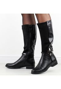 Czarne kozaki damskie Jezzi asa62-112. Okazja: na co dzień, na spacer. Nosek buta: okrągły. Kolor: czarny. Szerokość cholewki: normalna. Materiał: skóra, zamsz. Sezon: zima, jesień. Obcas: na obcasie. Styl: klasyczny, casual, elegancki. Wysokość obcasa: niski #1