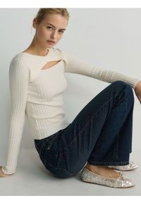 Reserved - Sweter z ozdobnym wycięciem - kremowy. Kolor: kremowy. Materiał: dzianina, prążkowany, wiskoza