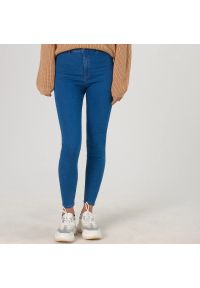 Cropp - Jasnoniebieskie jeansy skinny - Niebieski. Kolor: niebieski