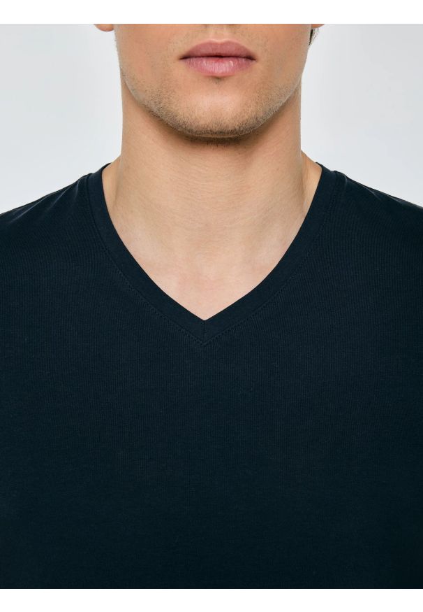 Big-Star - Koszulka męska slim v-neck z bawełny supima granatowa Supiclassicov 403. Kolor: niebieski. Materiał: bawełna