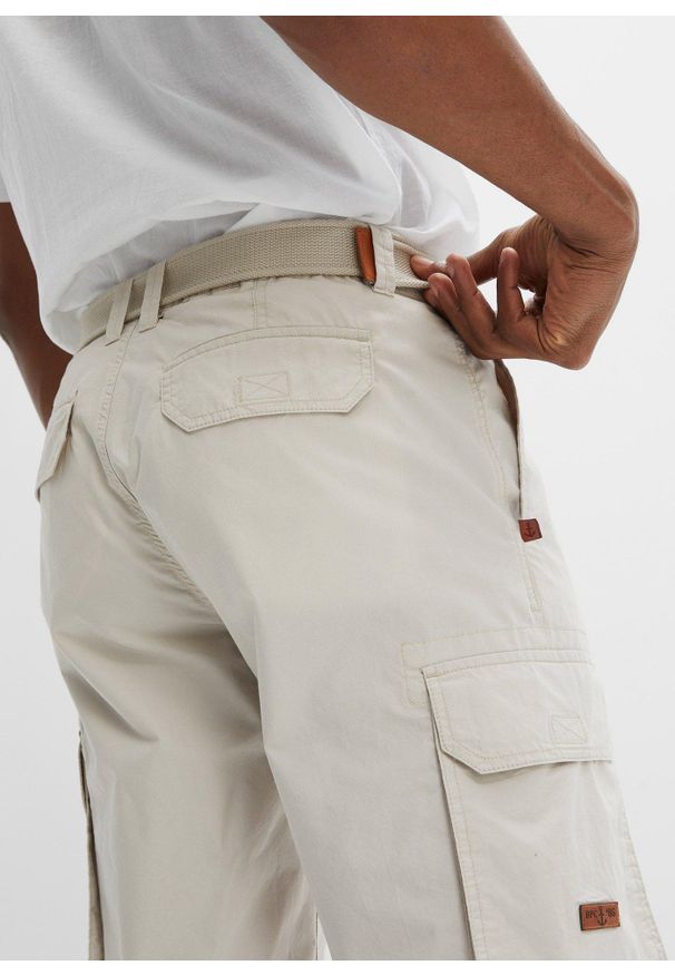 bonprix - Bermudy bojówki z elastyczną gumką w talii i paskiem, regular fit. Kolor: szary. Materiał: skóra