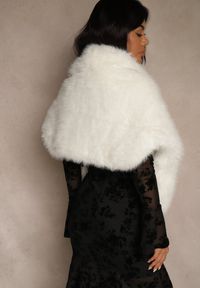 Renee - Białe Futerkowe Ponczo Szal Typu Etola Aezney. Okazja: na imprezę. Kolor: biały. Materiał: satyna. Styl: wizytowy, elegancki #3