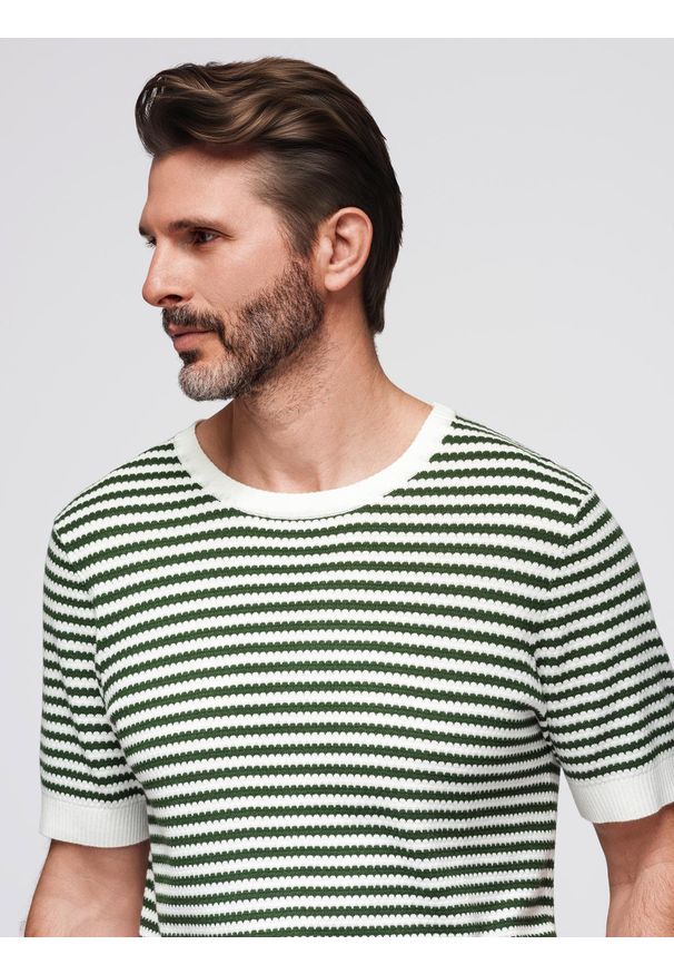 Ombre Clothing - Męski dzianinowy t-shirt w marynarskie paski z ażurowym splotem – oliwkowo-biały V3 - Rozmiar: XXL. Okazja: na spacer. Kolor: oliwkowy. Materiał: dzianina. Długość: krótkie. Wzór: ze splotem, ażurowy, paski. Sezon: lato. Styl: elegancki
