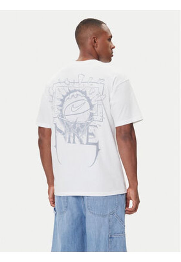 Nike T-Shirt HJ3431 121 Biały Loose Fit. Kolor: biały. Materiał: bawełna