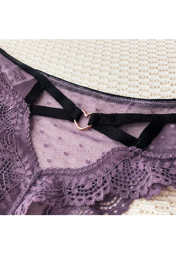 Intica - Stringi koronkowe z ozdobnymi paskami na specjalne okazje Aliana. Kolor: beżowy. Materiał: koronka. Wzór: koronka