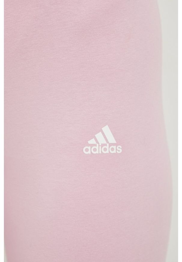 Adidas - adidas legginsy damskie kolor różowy z nadrukiem. Stan: podwyższony. Kolor: różowy. Materiał: bawełna, materiał. Wzór: nadruk