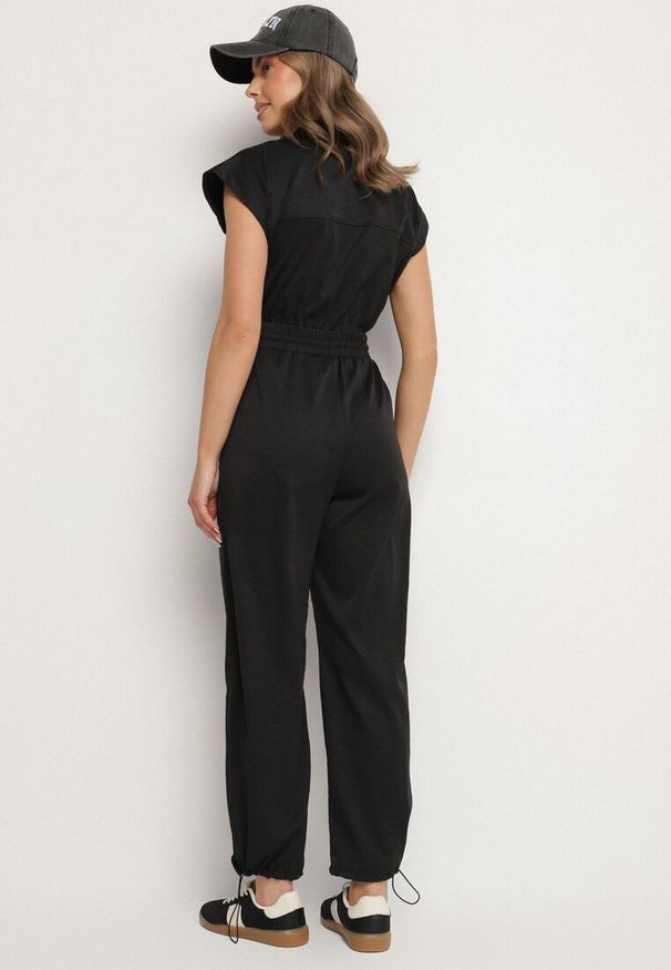 Born2be - Czarny Kombinezon na Krótki Rękaw z Kołnierzykiem i Zapięciem na Suwak Kareldi. Okazja: na co dzień. Kolor: czarny. Długość rękawa: krótki rękaw. Długość: krótkie. Styl: elegancki, klasyczny, casual