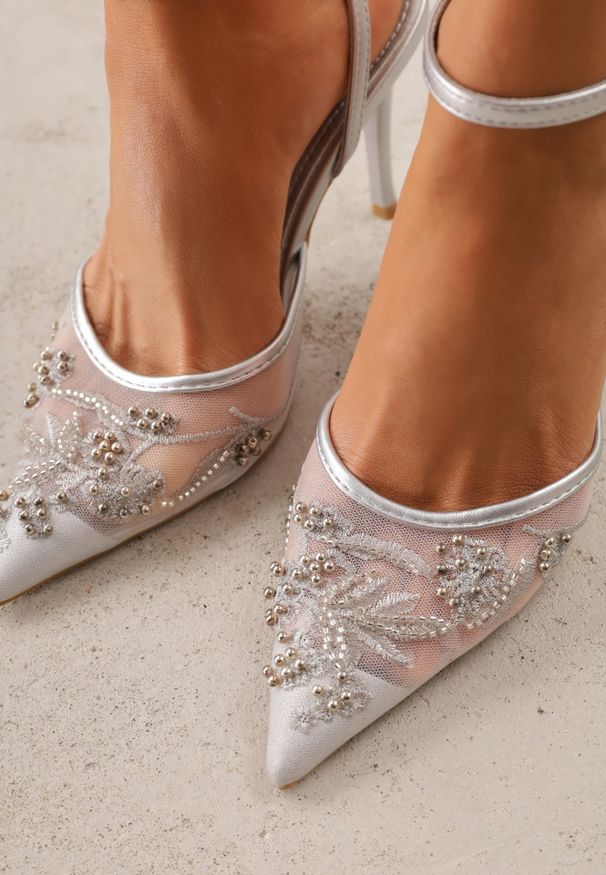 Renee - Srebrne Szpilki VICES z Siateczkową Cholewką Perełkami i Kwiatowym Wzorem Berdal. Zapięcie: sprzączka. Kolor: srebrny. Materiał: satyna. Szerokość cholewki: normalna. Wzór: kwiaty. Obcas: na szpilce