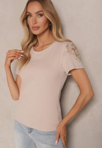 Renee - Ciemnobeżowy T-shirt z Bawełny z Koronkowymi Rękawami Karilne. Okazja: na co dzień. Kolor: beżowy. Materiał: bawełna, koronka. Styl: klasyczny, casual #3