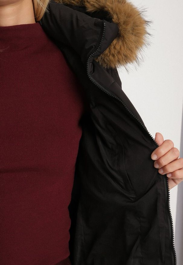 Born2be - Czarna Długa Kurtka Pikowana z Kapturem z Futerkiem i Paskiem w Talii Avesiia. Okazja: do pracy, na spotkanie biznesowe. Typ kołnierza: kaptur. Kolor: czarny. Materiał: futro. Długość: długie. Styl: biznesowy