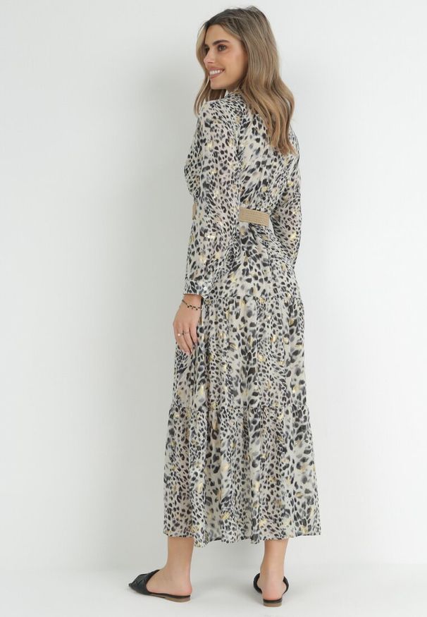 Born2be - Szara Sukienka Maxi w Cętki z Gumą w Pasie i Plecionym Paskiem z Klamrą Anandra. Kolor: szary. Materiał: guma. Wzór: nadruk. Typ sukienki: kopertowe, rozkloszowane. Długość: maxi