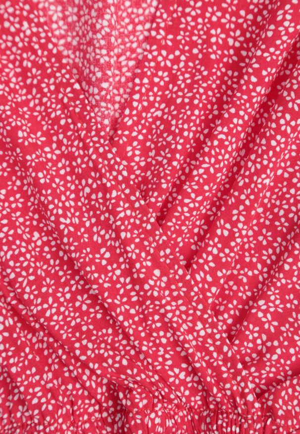 Born2be - Czerwona Sukienka z Paskiem Rartho. Typ kołnierza: kołnierz z falbankami. Kolor: czerwony. Materiał: wiskoza, materiał. Wzór: kwiaty, nadruk. Typ sukienki: rozkloszowane, kopertowe. Długość: mini