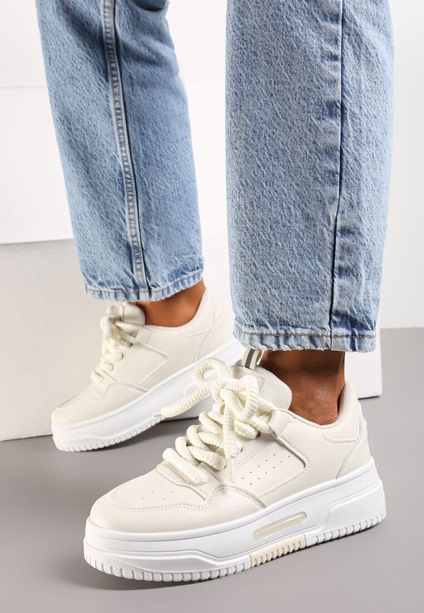 Renee - Beżowe Sneakersy z Perforacją i Odczepianą Gumową Ozdobą Misia Ildeos. Kolor: beżowy. Materiał: guma. Wzór: aplikacja