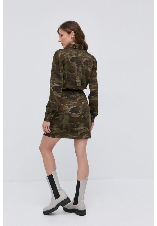 Guess - Sukienka. Kolor: zielony. Materiał: tkanina. Długość rękawa: długi rękaw. Typ sukienki: rozkloszowane