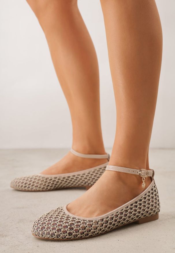 Renee - Jasnobeżowe Balerinki ze Skórzaną Wkładką i Metaliczną Ozdobą Dorialori. Zapięcie: sprzączka. Kolor: beżowy. Materiał: skóra. Wzór: aplikacja. Styl: elegancki
