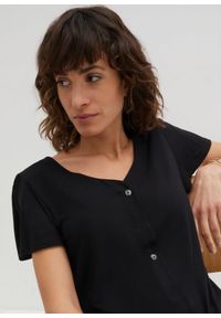 bonprix - Koszulka z plisą guzikową. Kolor: czarny. Styl: elegancki #2