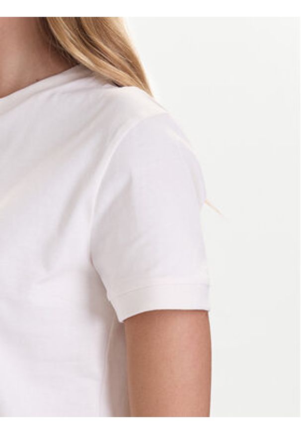 Guess T-Shirt V5BI16 K8FQ4 Biały Regular Fit. Kolor: biały. Materiał: bawełna