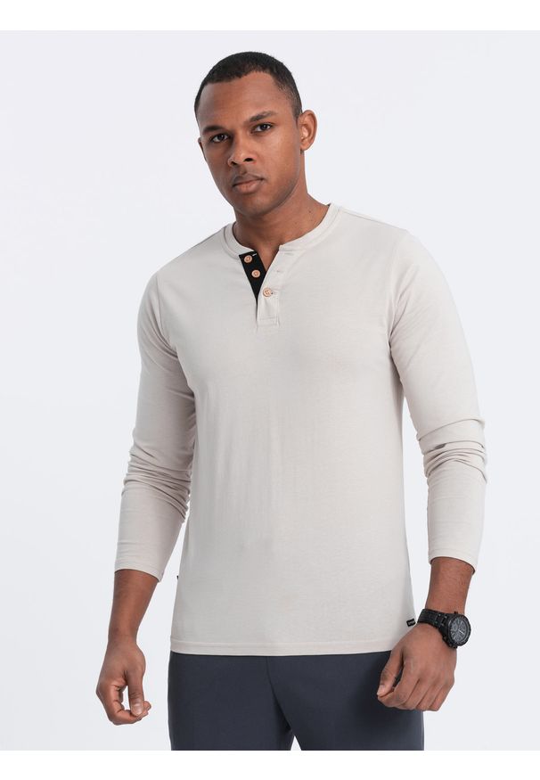 Ombre Clothing - Męski longsleeve z guzikami przy dekolcie - jasnobeżowy V6 - Rozmiar: S. Okazja: na co dzień. Kolor: beżowy. Materiał: bawełna, jersey, dzianina. Długość rękawa: długi rękaw. Wzór: aplikacja. Styl: klasyczny, casual