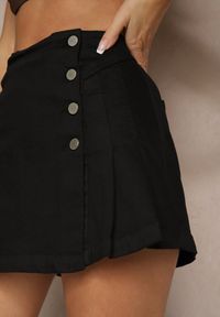 Renee - Czarne Spódnico-Szorty z Jeansu z Ozdobnymi Guzikami Viviellae. Okazja: na co dzień, na spacer. Stan: podwyższony. Kolor: czarny. Materiał: jeans. Sezon: lato, wiosna. Styl: casual #3