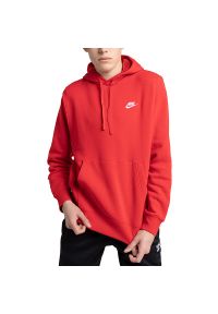 Bluza Nike Sportswear Club Fleece BV2654-657 - czerwona. Okazja: na co dzień. Typ kołnierza: kaptur. Kolor: czerwony. Materiał: poliester, bawełna. Styl: casual, klasyczny, sportowy