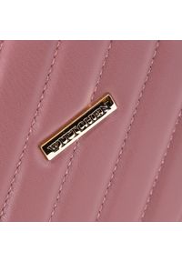 Wittchen - Damski plecak z ukośnie pikowanej skóry ekologicznej zgaszony róż. Kolor: różowy. Materiał: skóra ekologiczna. Wzór: paski, aplikacja. Styl: elegancki