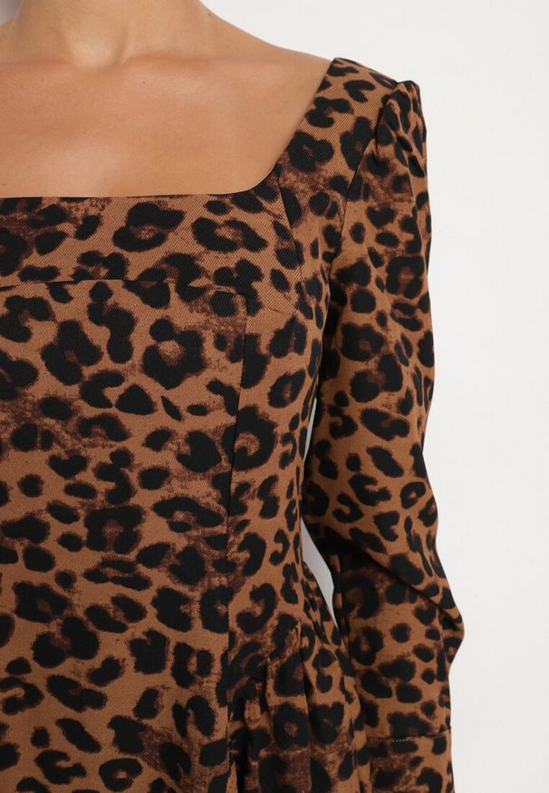 Born2be - Brązowa Rozkloszowana Sukienka w Panterkę z Kwadratowym Dekoltem Resiga. Typ kołnierza: dekolt kwadratowy. Kolor: brązowy. Długość rękawa: długi rękaw. Wzór: motyw zwierzęcy. Typ sukienki: rozkloszowane. Styl: elegancki, glamour