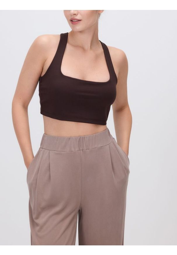 Reserved - Sportowy top - ciemnobrązowy. Kolor: brązowy. Materiał: dzianina. Długość: krótkie. Styl: sportowy