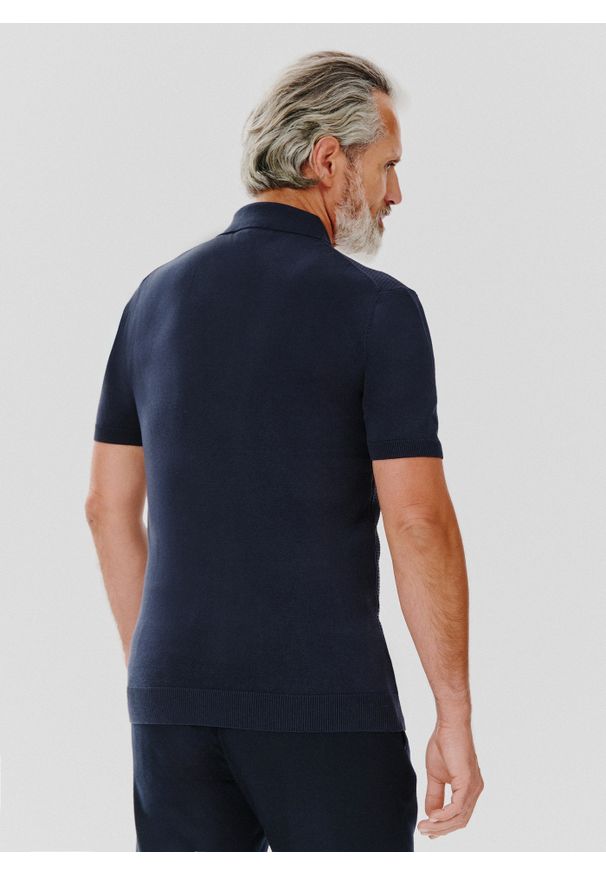 Pako Lorente - PAKO LORENTE – Granatowy t-shirt polo o waflowym splocie. Typ kołnierza: polo. Kolor: niebieski. Materiał: bawełna, poliamid. Wzór: ze splotem. Styl: klasyczny