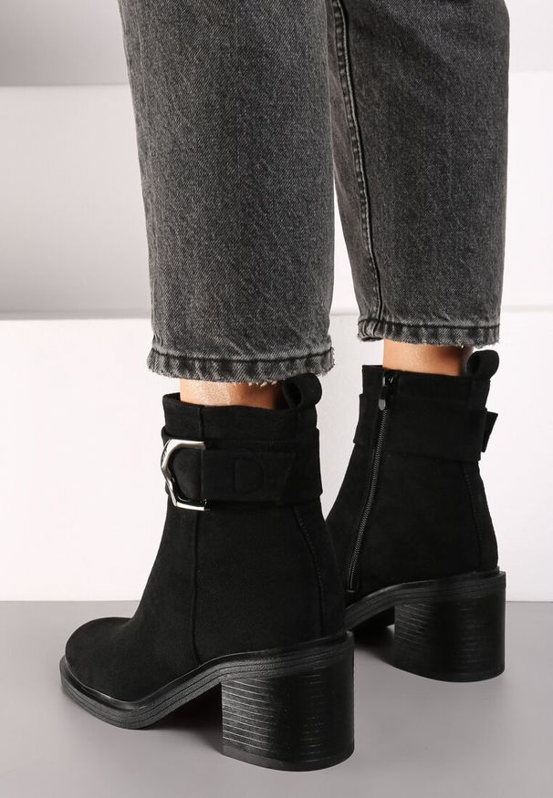 Born2be - Czarne Botki na Obcasie w Stylu Sztybletów Ozdobione Klamrą Irilisae. Okazja: na spacer. Zapięcie: klamry. Kolor: czarny. Materiał: jeans. Wzór: aplikacja. Obcas: na obcasie. Styl: elegancki. Wysokość obcasa: średni
