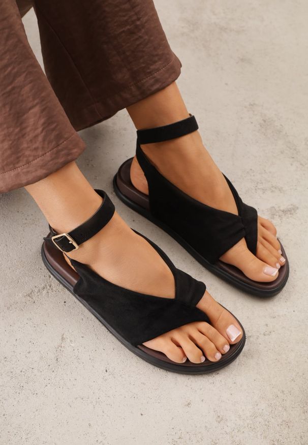 Renee - Czarne Sandały w Stylu Japonek z Paskiem na Palec Imitacji Zamszu Arrierena. Okazja: na co dzień. Zapięcie: pasek. Kolor: czarny. Materiał: zamsz. Sezon: lato. Obcas: na płaskiej podeszwie. Styl: boho, elegancki, wakacyjny, casual
