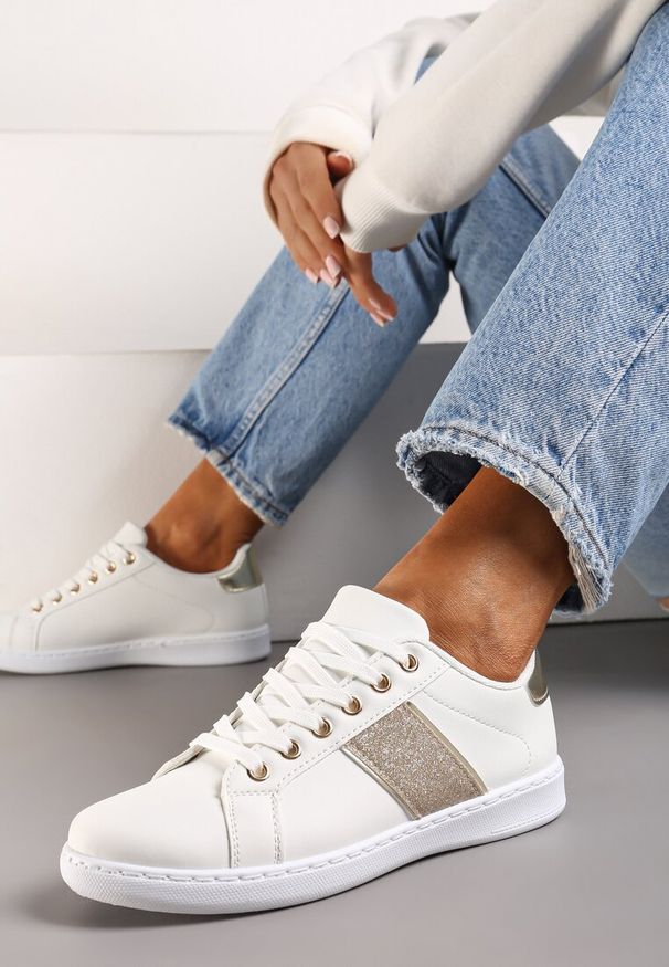 Born2be - Biało-Złote Sneakersy z Brokatowym Paskiem na Bogu Calapsa. Nosek buta: okrągły. Zapięcie: pasek. Kolor: biały. Materiał: materiał. Obcas: na obcasie. Wysokość obcasa: niski
