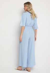 Born2be - Jasnoniebieski Kopertowy Kombinezon z Gumką w Talii i Szerokimi Nogawkami Vimashea. Okazja: na co dzień. Kolor: niebieski. Styl: elegancki, casual #7