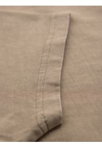 Ombre Clothing - Bawełniana koszulka z nadrukiem na klatce i plecach - ciemnobeżowa V2 - Rozmiar: XL. Okazja: na co dzień. Kolor: beżowy. Materiał: bawełna. Wzór: nadruk. Styl: vintage, casual, klasyczny #3