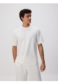 Reserved - Strukturalny t-shirt comfort fit - złamana biel. Materiał: dzianina