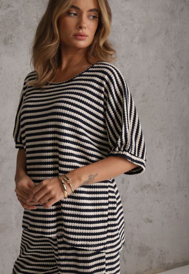 Renee - Beżowo-Granatowy Komplet Oversize Stylizowany na Dziergany T-shirt i Luźne Spodnie w Paski Relorin. Kolor: beżowy. Materiał: dziergany. Wzór: paski